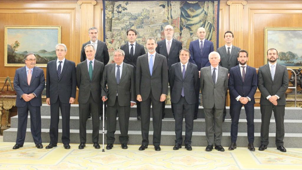 Los principales directivos de Mediaset y Atresmedia junto al Rey durante la celebración del 20 Aniversario de Uteca.