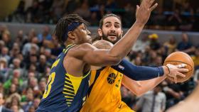 Ricky Rubio protege el balón ante Myles Turner en el Indiana Pacers - Utah Jazz