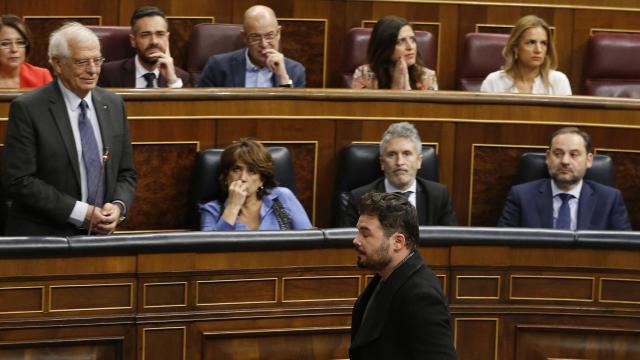 Rufián abandonando el Congreso.