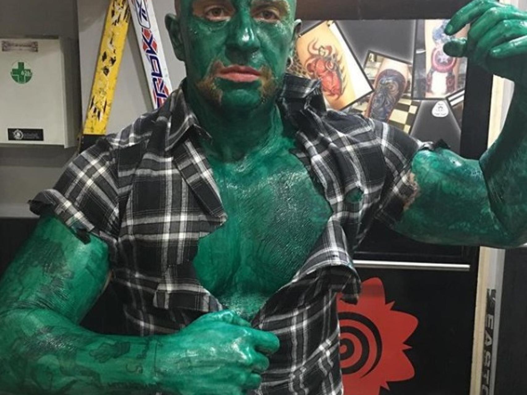 Matteo, el presunto agresor, disfrazado del superhéroe Hulk.