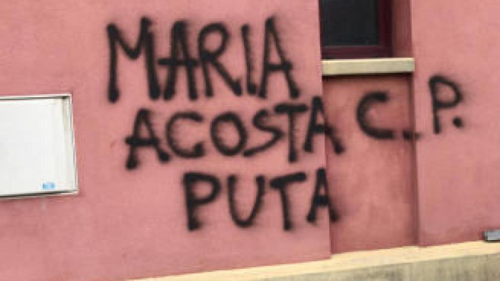 Pintada realizada en la fachada del domicilio de la victima en el que se lee María Acosta C.P puta