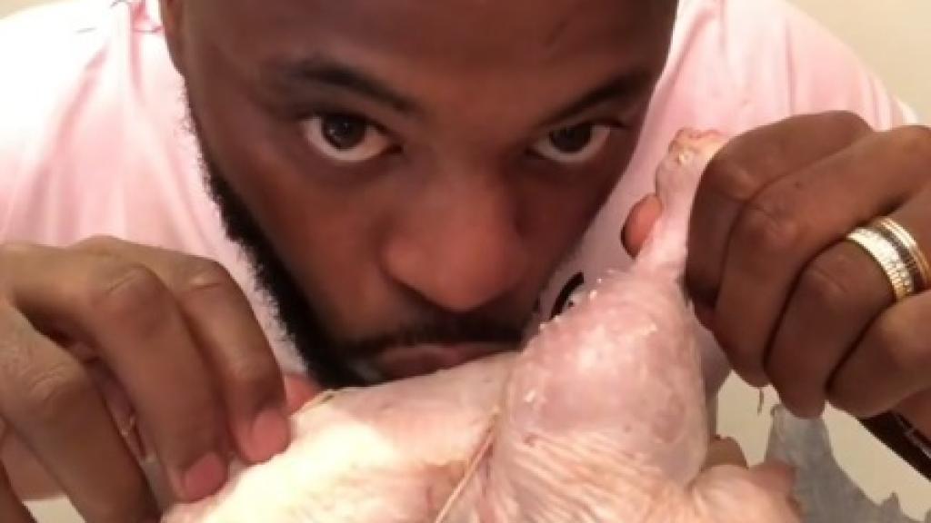 Patrice Evra, besando un pavo crudo