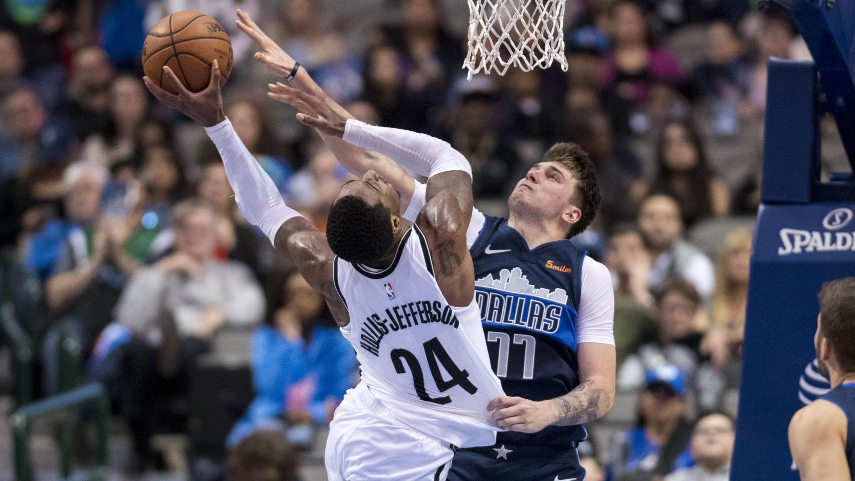 Doncic le hace un tapón a un jugador de los Brooklyn Nets