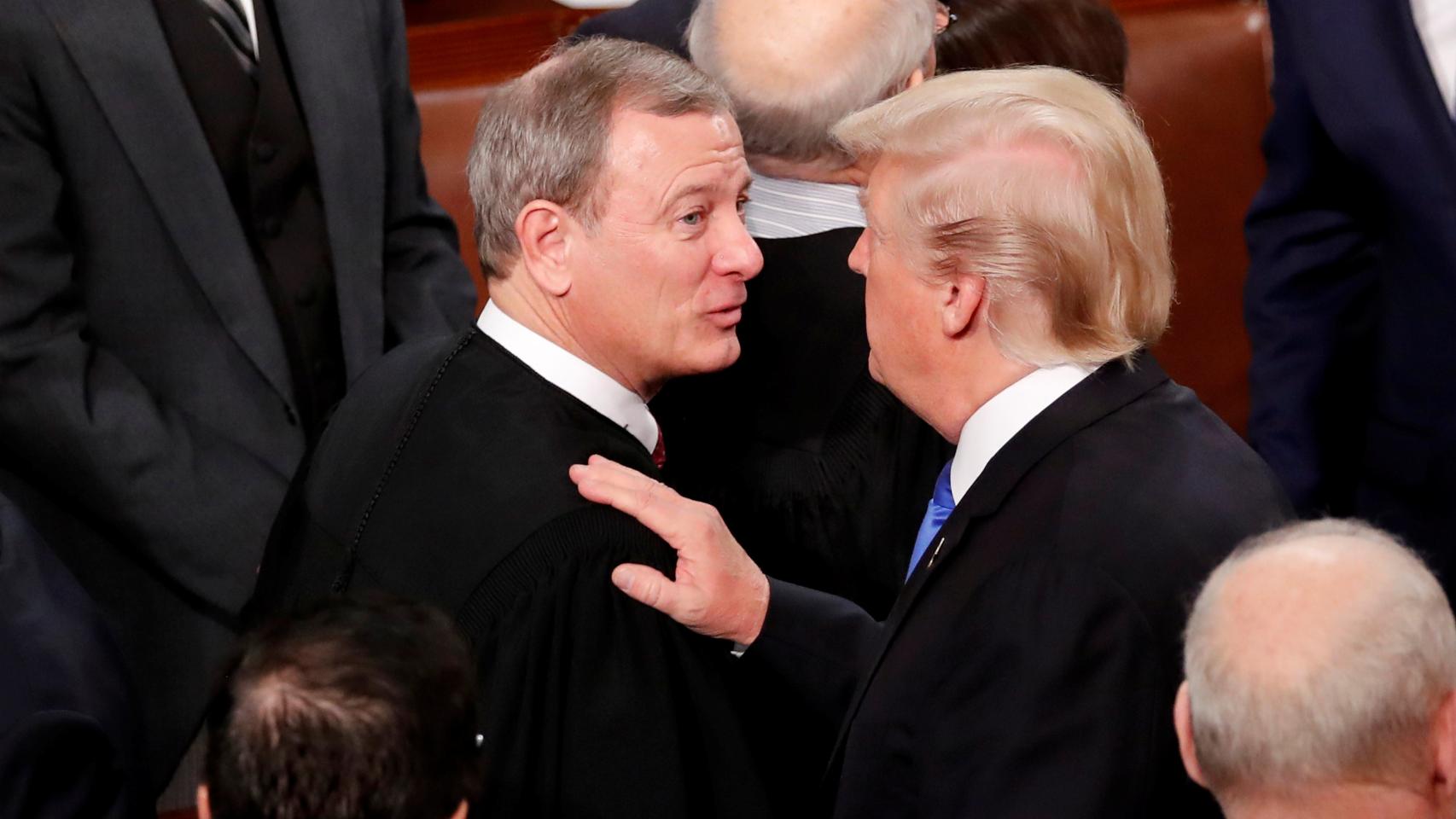 John Roberts, presidente del Supremo, y Donald Trump.