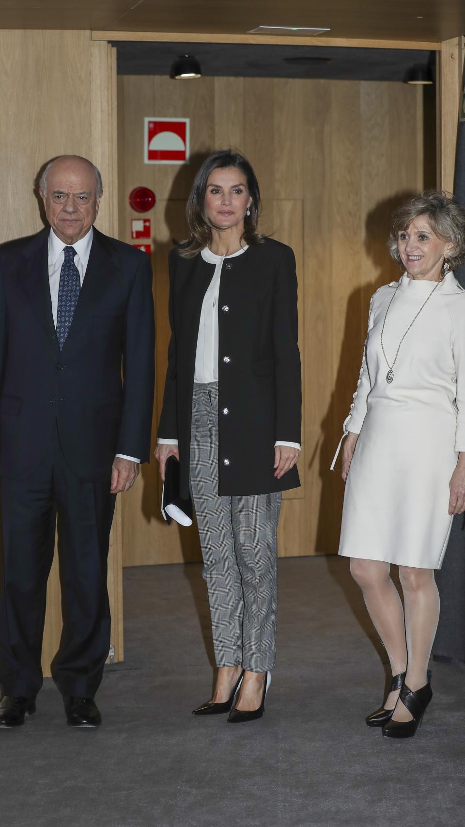 La reina Letizia junto al presidente del BBVA, Francisco González y María Luisa Carcedo, ministra de Salud.