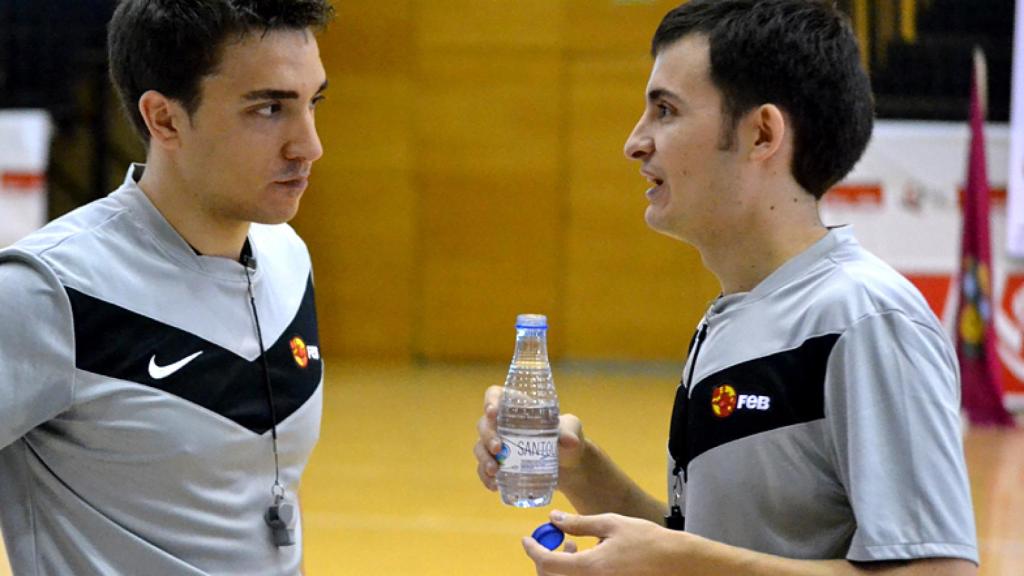 Paul Urbano, a la derecha de la imagen, junto a un compañero. Foto: bizkaiabasket.com