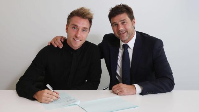 Christian Eriksen en su última renovación con el Tottenham junto a Mauricio Pochettino. Foto: Twitter (@ChrisEriksen8)