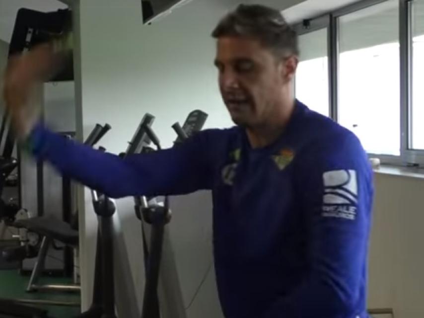 Joaquín como monitor del gimnasio del Betis