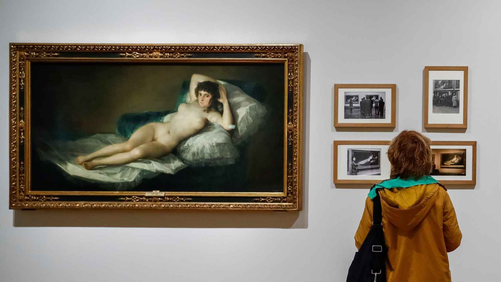 Una mujer mira 'La maja desnuda' de Goya.