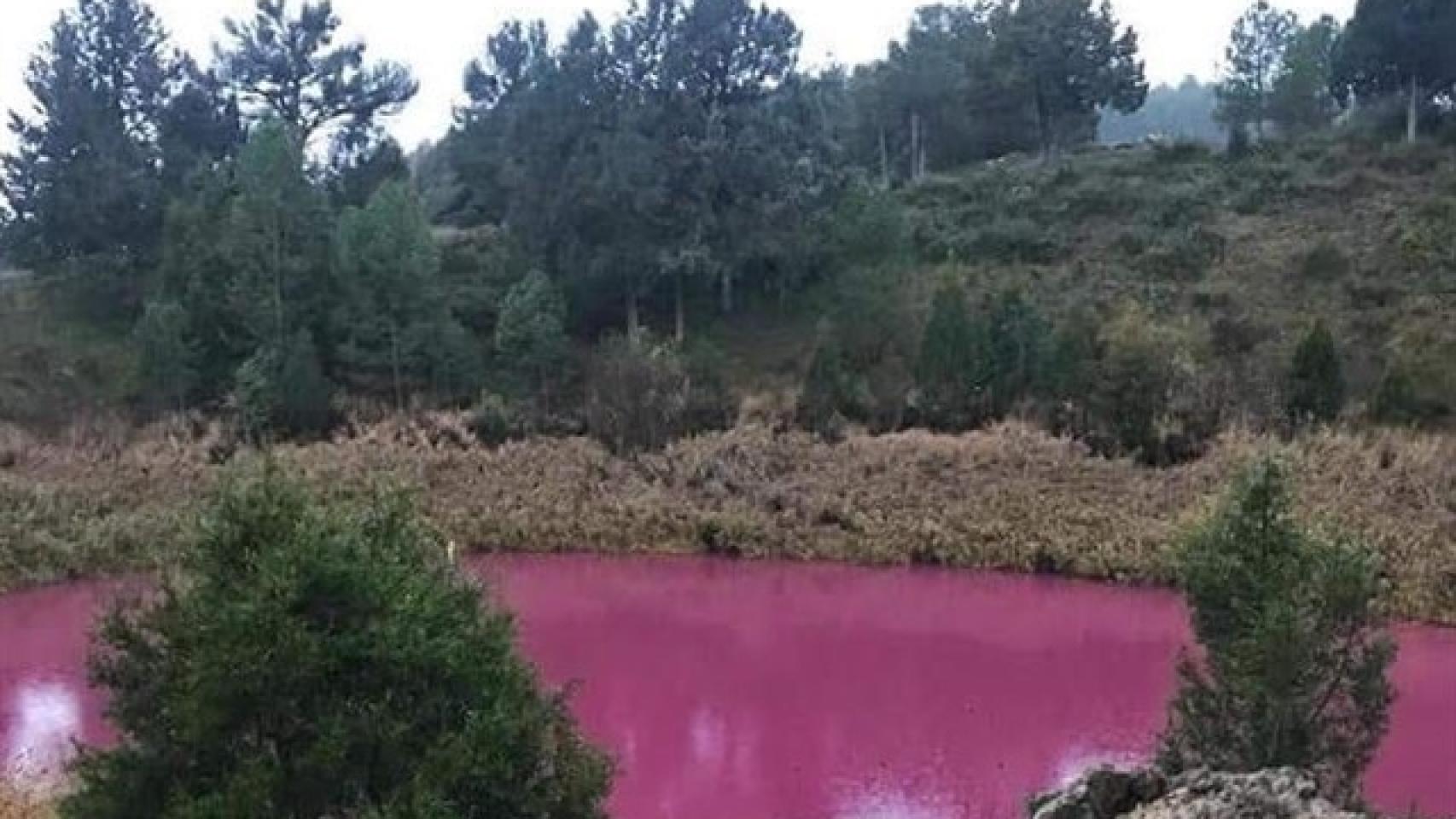 Así es la laguna de Cuenca que ha amanecido teñida de rosa