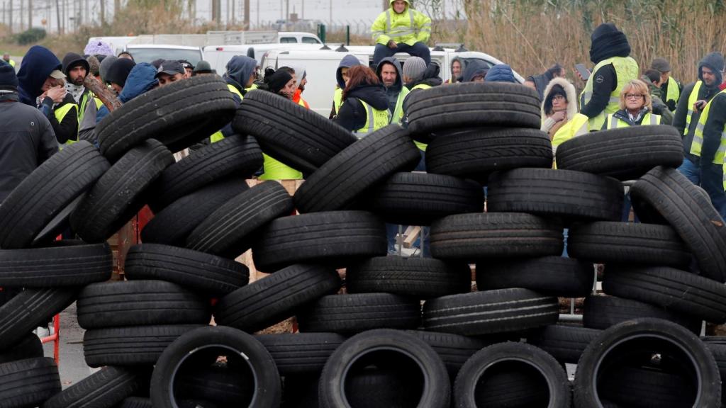 Neumáticos bloquean el acceso a la refinería de Frontignan.