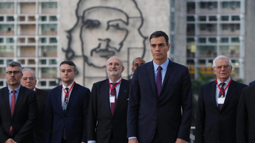 Sánchez, durante una ceremonia en La Habana con el rostro del Che Guevara al fondo.