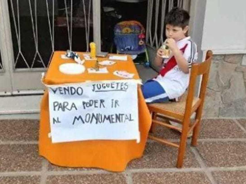 Renzo vendiendo sus juguetes para poder ir a El Monumental