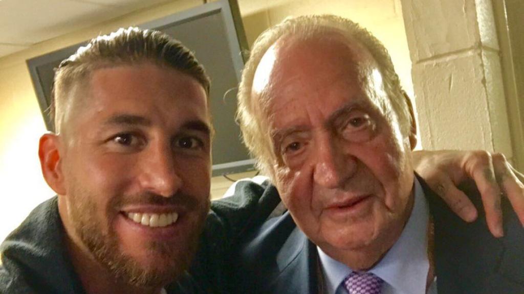 Sergio Ramos y Juan Carlos I en el vestuario de Cardiff. Foto: Twitter (@SergioRamos)