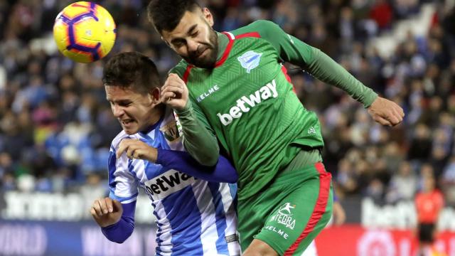 Disputa de un balón entre Carrillo y Rubén Duarte