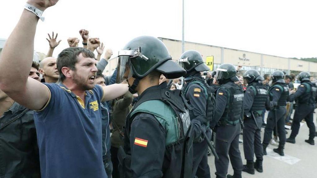 Agentes de la Guardia Civil durante el referéndum del 1-O.