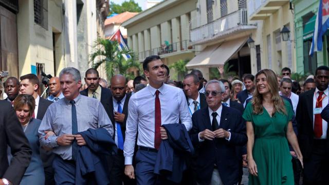 Pedro Sánchez junto a Miguel Díaz-Canel por las calles de La Habana.