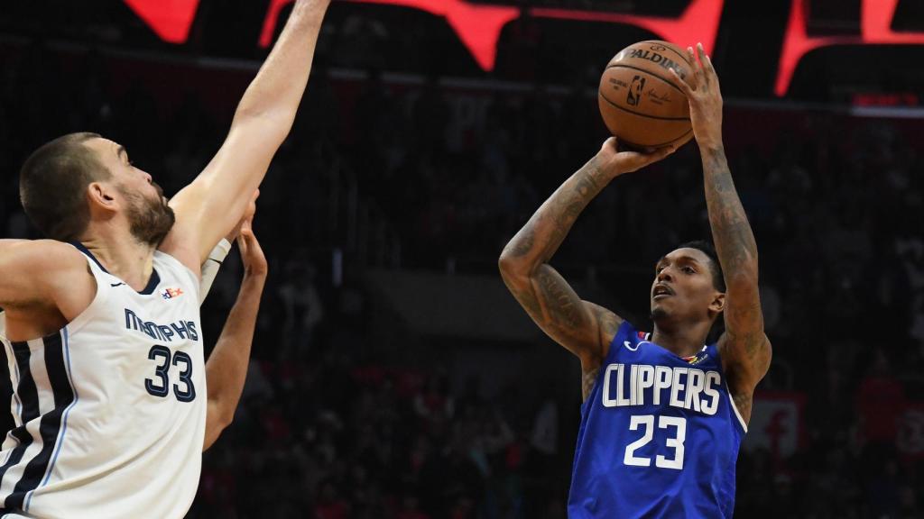 Marc Gasol intenta taponar un tiro de Lou Williams en el partido entre Los Angeles Clippers y los Memphis Grizzlies