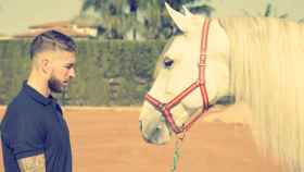 Sergio Ramos, cara a cara con su caballo, en la yeguada SR4, la envidia del sector