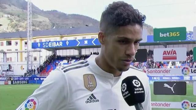 Raphael Varane atiende a la televisión tras la derrota ante el Eibar