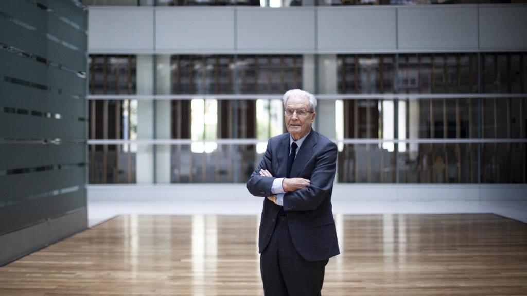 El fundador de Garrigues, en el patio de la sede central de su despacho en Madrid.