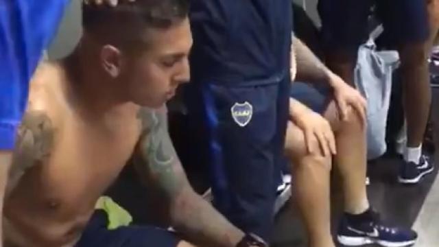 Jugadores de Boca tras el ataque de su autobús