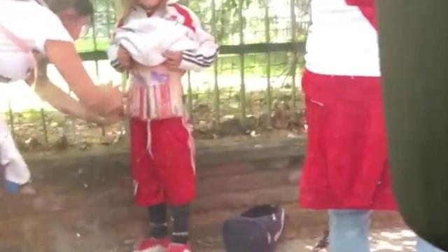 Hinchas de River pegan bengalas a una niña en el cuerpo para meterlas al estadio