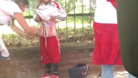Hinchas de River pegan bengalas a una niña en el cuerpo para meterlas al estadio