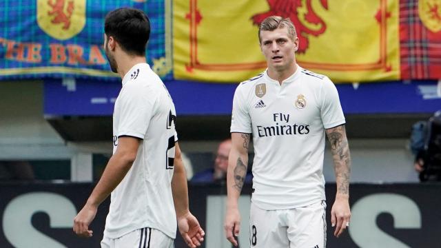 Kroos, abatido mientras los jugadores del Eibar celebran un gol