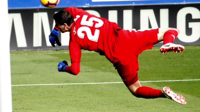 Thibaut Courtois despeja un balón durante el partido frente al Eibar