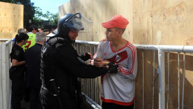 Un hincha de River Plate intenta acceder al Estadio Monumental