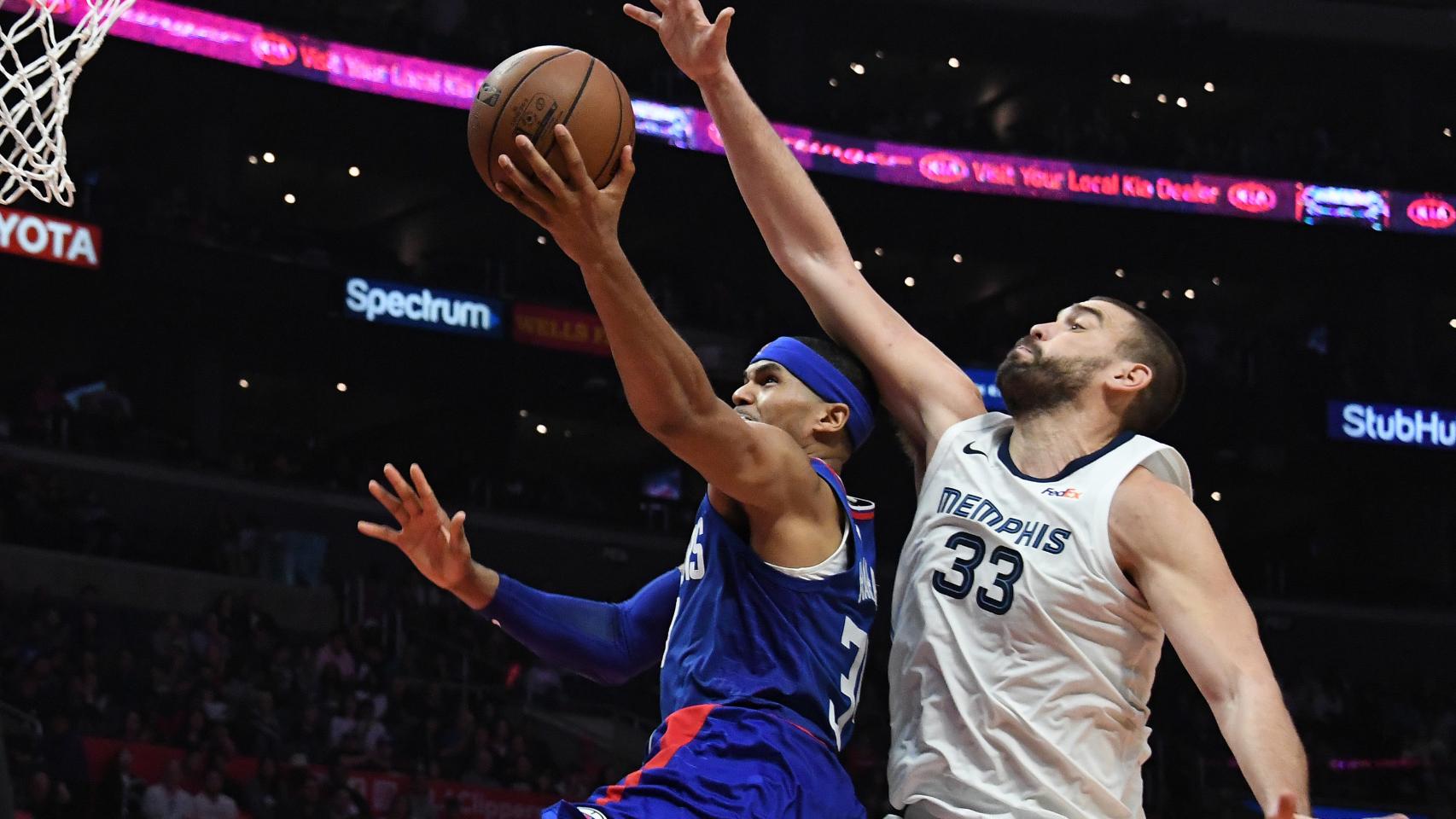 Marc Gasol intenta taponar una bandeja rival en el partido entre Los Angeles Clippers y los Memphis Grizzlies