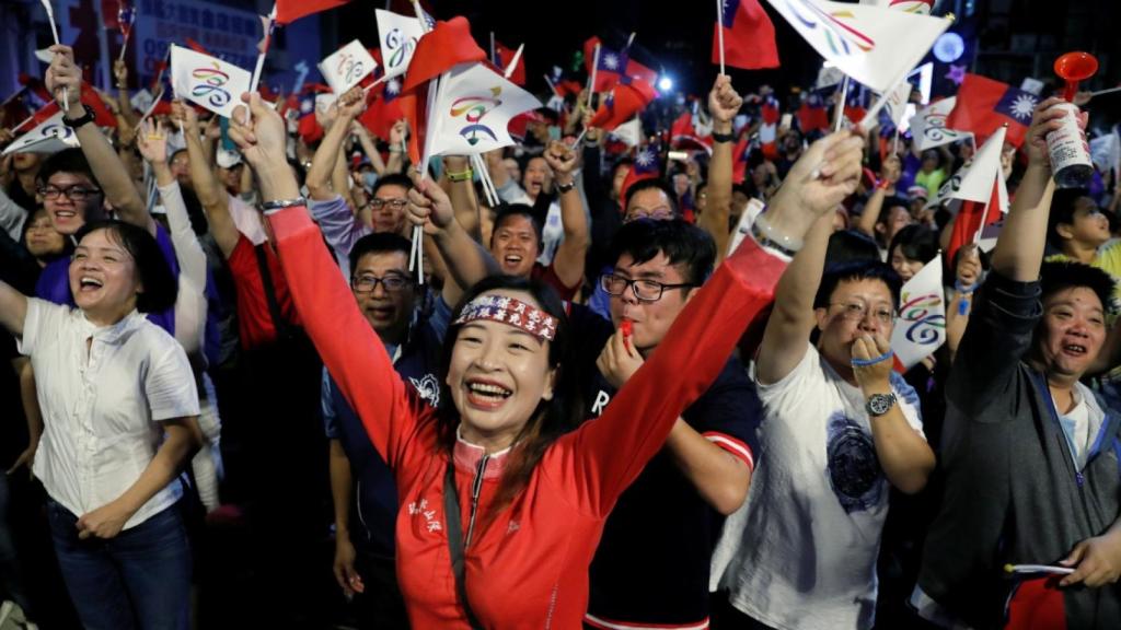 Votantes del KMT celebran su victoria en las elecciones municipales taiwanesas.