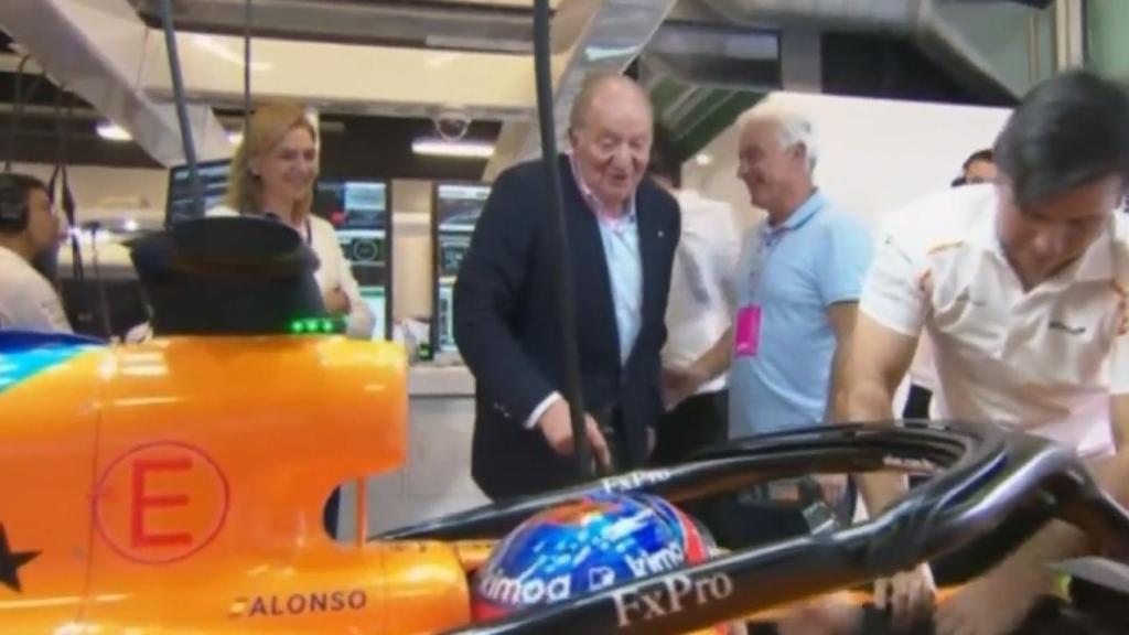 El rey Juan Carlos y la infanta Cristina saludando a Fernando Alonso en Abu Dhabi.