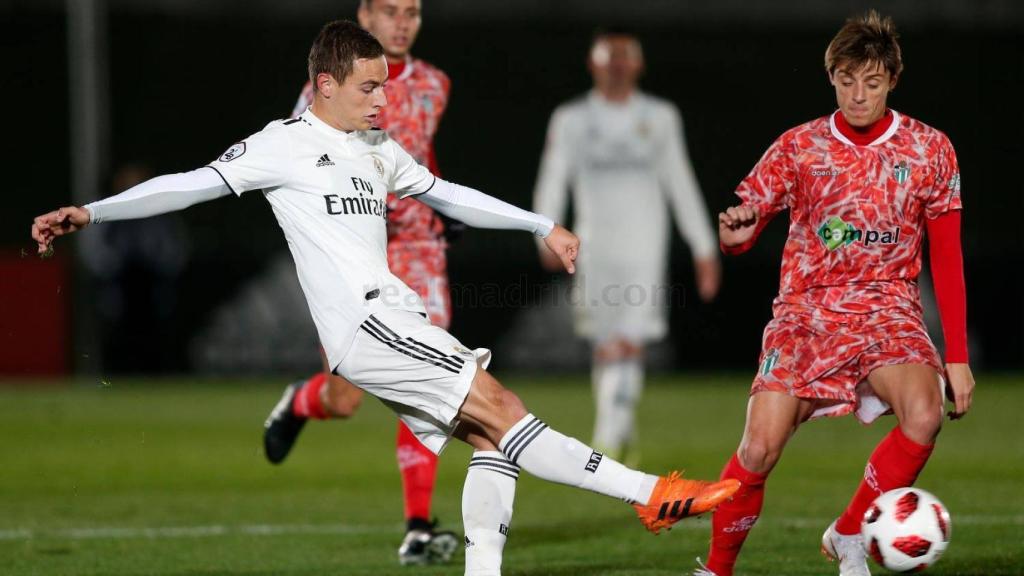 Un jugador del Castilla en su partido ante el Guijuelo