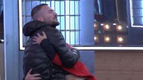 ‘GH VIP’: Tony Spina y Míriam, muy unidos en la fiesta del viernes