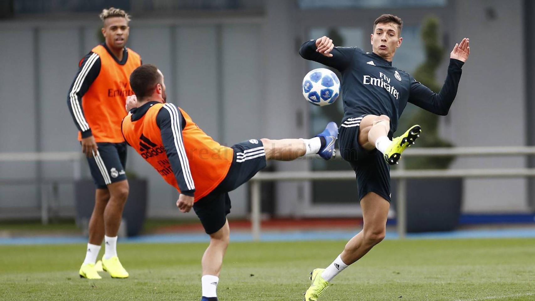 Javi Sánchez junto a Carvajal y Mariano Díaz