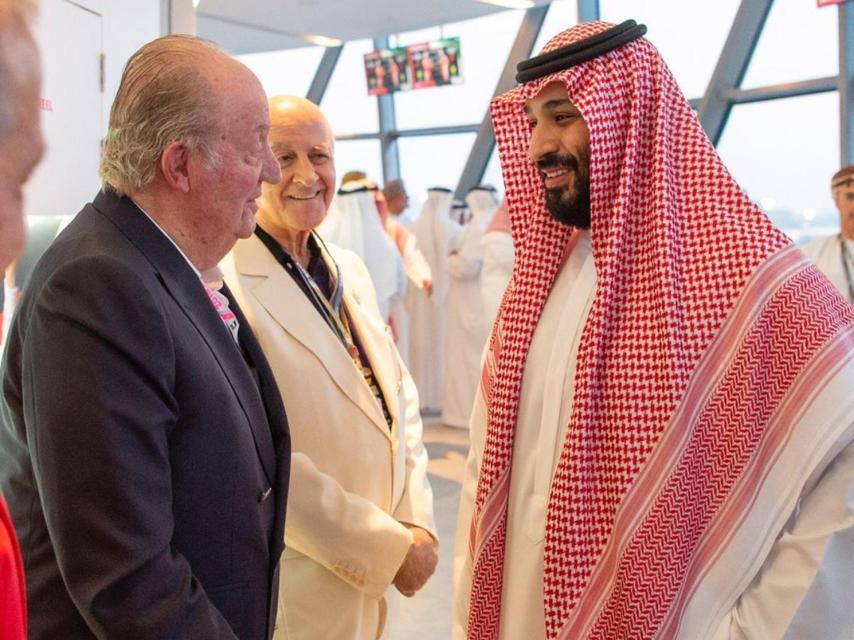 El rey Juan Carlos conversa con Mohamed bin Salman, en el Gran Premio de Abu Dhabi de F1.