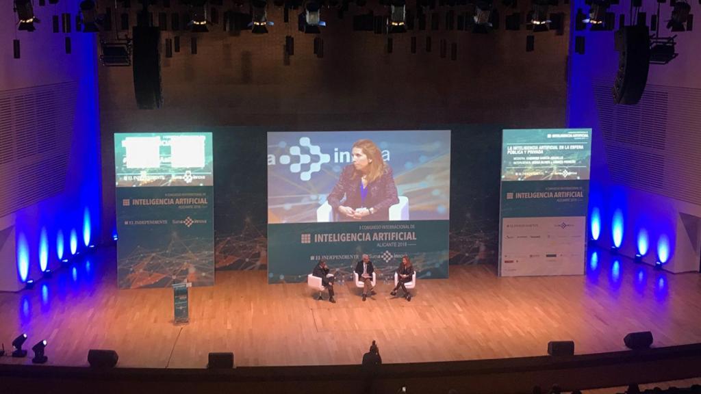 Andrés Pedreño y Nuria Oliver, durante la mesa redonda moderada por Casimiro García-Abadillo.