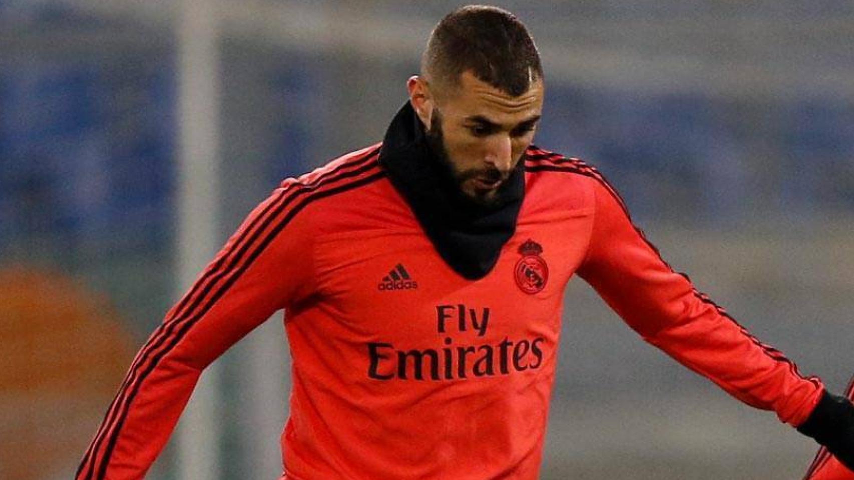 Benzema se entrena antes de un partido de Champions