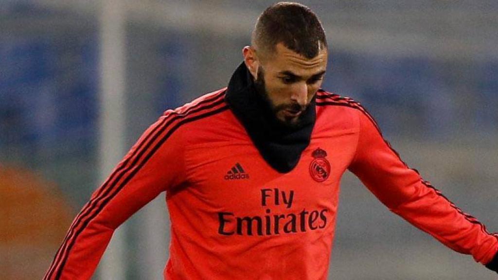 Benzema controla el balón ante la mirada de Ramos