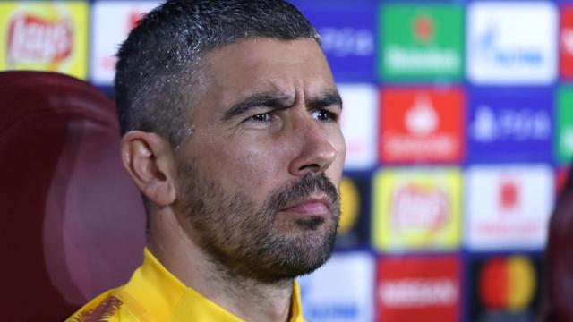 Kolarov en rueda de prensa con la Roma