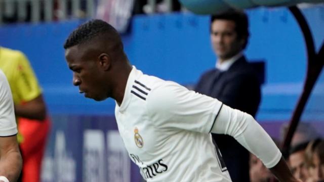 Vinicius encara un rival durante el partido contra el Eibar