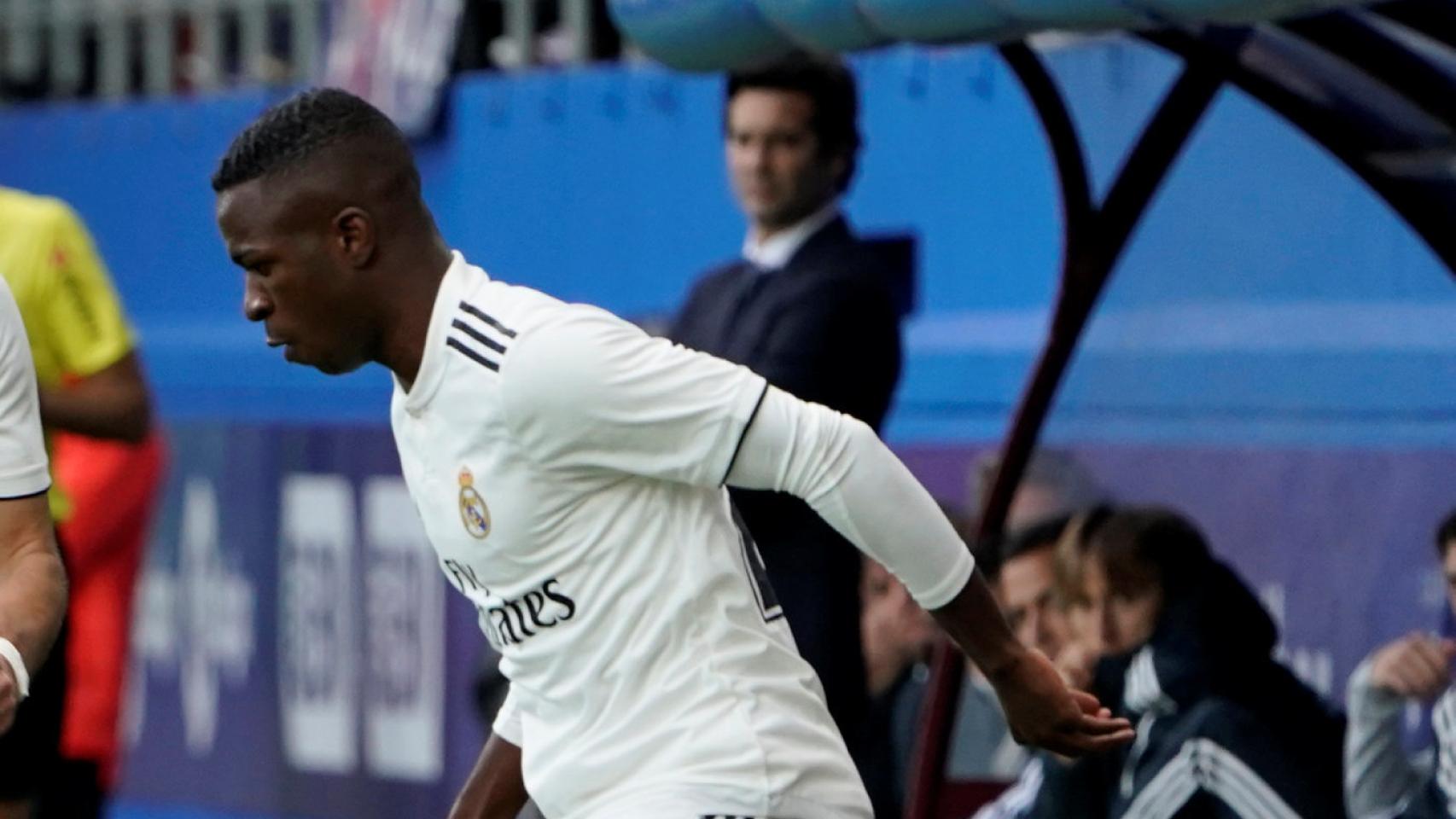 Vinicius encara un rival durante el partido contra el Eibar