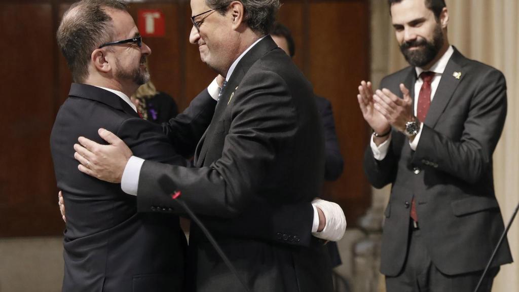 Quim Torra saluda a Alfred Bosch, nuevo conseller de Acción Exterior de la Generalidad, frente a Roger Torrent.