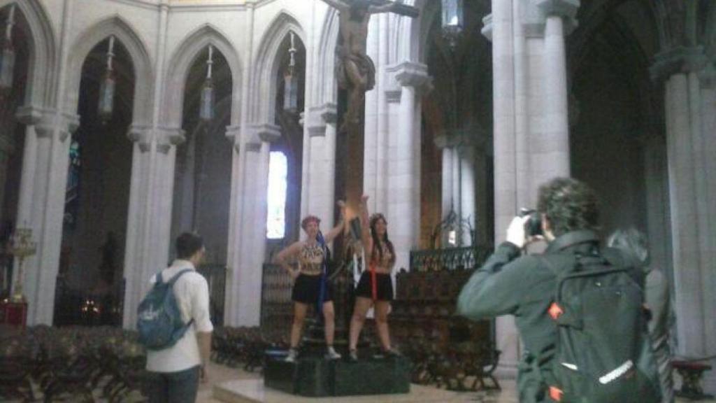 Momento del encadenamiento de las 'femen' en La Almudena./