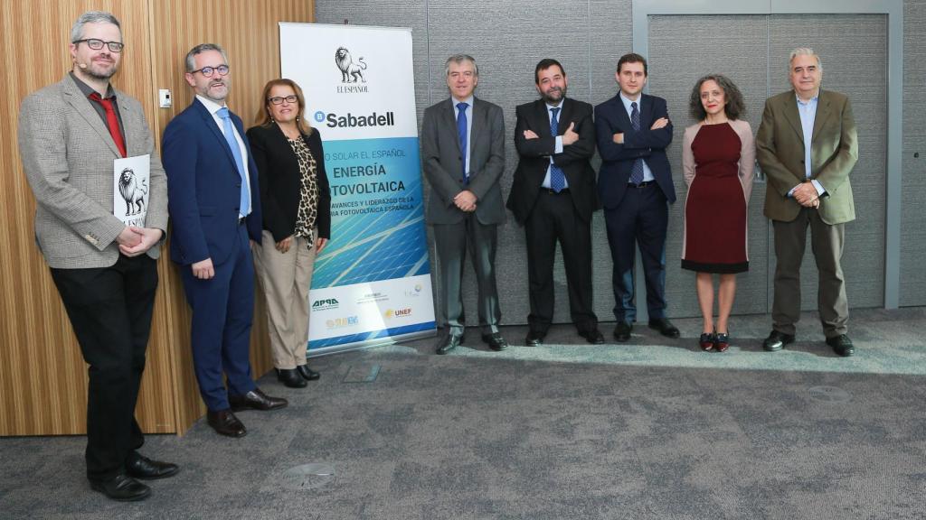 Foto de familia del Foro Nuevos avances y liderazgo de la industria fotovoltaica española. De izquierda a derecha: Miguel Ángel Uriondo, redactor jefe de la sección de Empresas y Medios de EL ESPAÑOL; Jon Macías, miembro de la Junta Directiva de APPA Autoconsumo; Mª Luisa Castaño, directora del departamento de energía de CIEMAT; José Donoso, director general de la Unión Española Fotovoltaica (UNEF); Francisco Espinosa, socio director de la Asociación de Consumidores de Electricidad (ACE); Javier Rubio, responsable Asociados y Relaciones Internacionales de la Unión Española Fotovoltáica (UNEF); Ana Rosa Lagunas, directora del Departamento de Energía Solar Fotovoltaica del Centro Nacional de Energías Renovables (CENER); Fernando Ferrando, presidente de la Fundación Renovables.