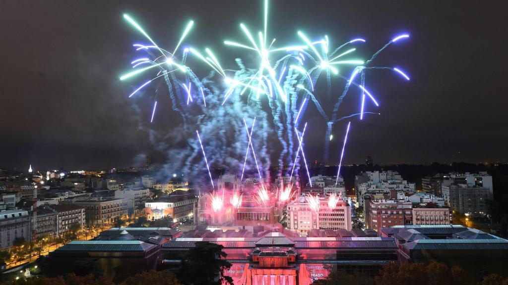 Fuegos artificiales para celebrar el bicentenario del Museo del Prado.