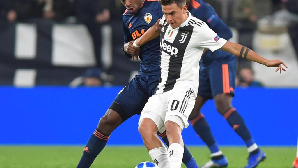 Kondogbia presiona a Dybala.