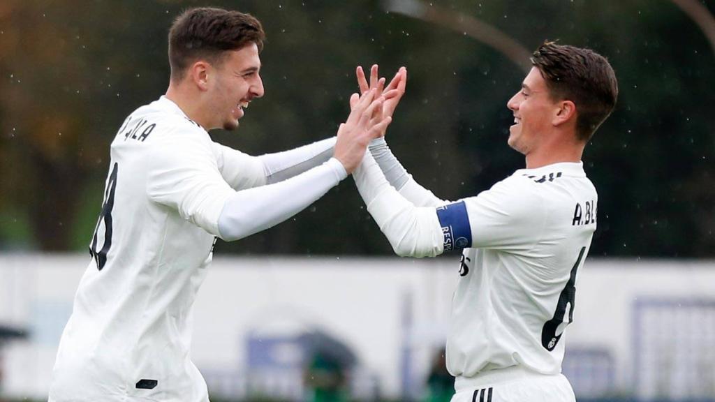 Antonio Blanco y Mario Gila celebran el primer gol del Madrid en Roma